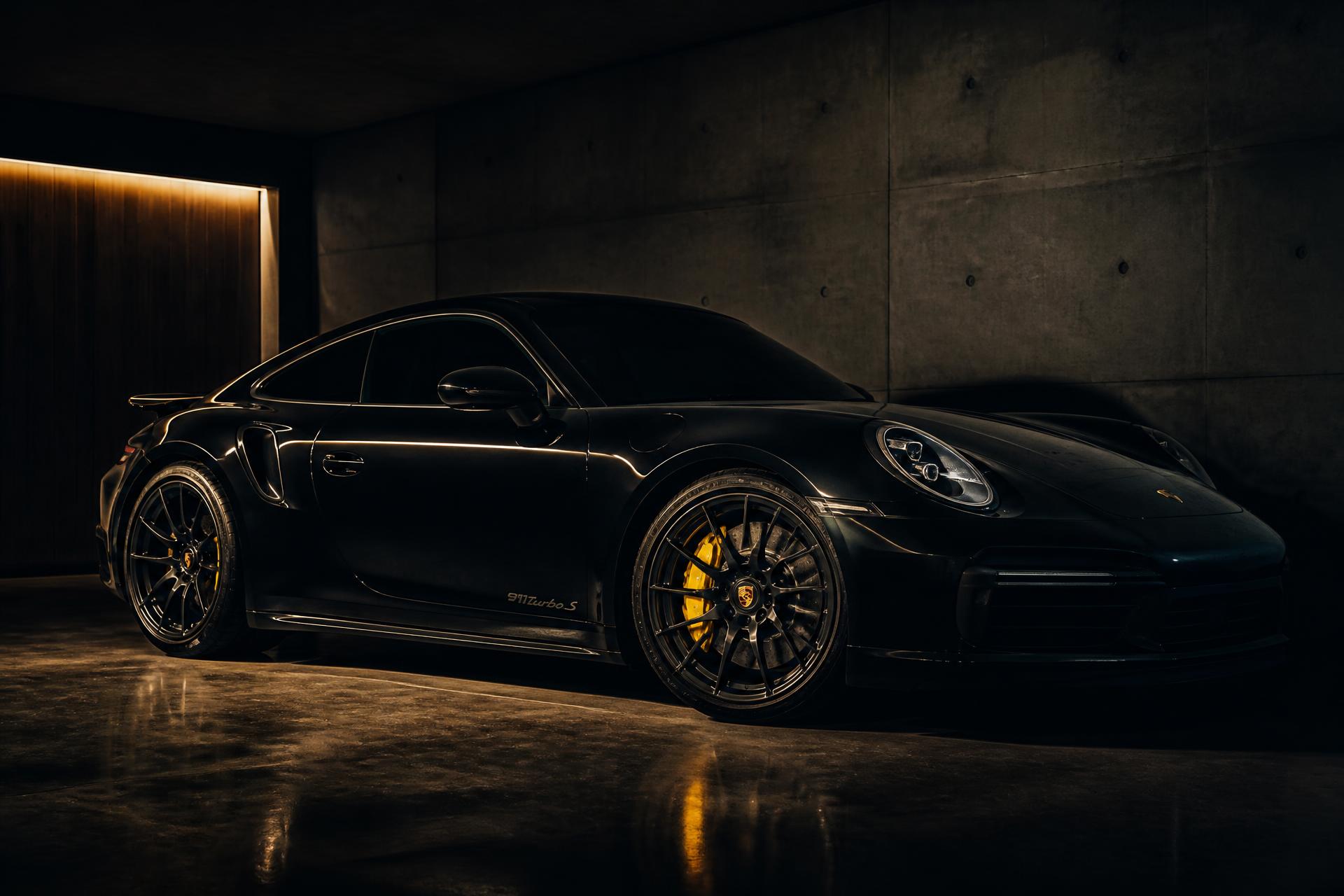 Porsche 911 Turbo S in dunkler Garage
